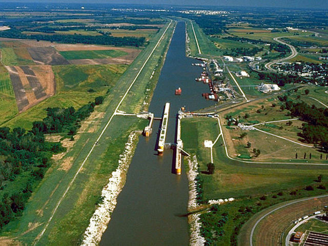 An aerial image of the Chain of Rocks Lock and Dam near St. Louis, Mo. USDA just finished a report highlighting the rate of return to the economy if Congress and the Trump administration invested more in locks and dams. (DTN file photo) 